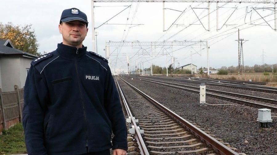 Chciał się rzucić pod pociąg - uratował go dzielnicowy
