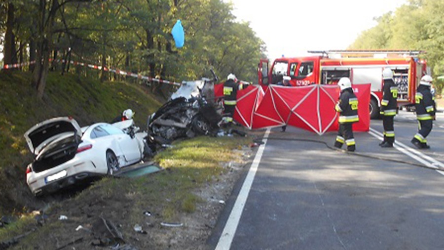 Czołowe zderzenie trzech samochodów na drodze wojewódzkiej nr 470