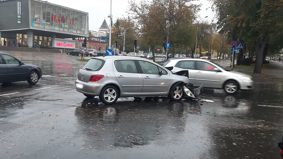 Zderzenie dwóch samochodów w centrum Konina.