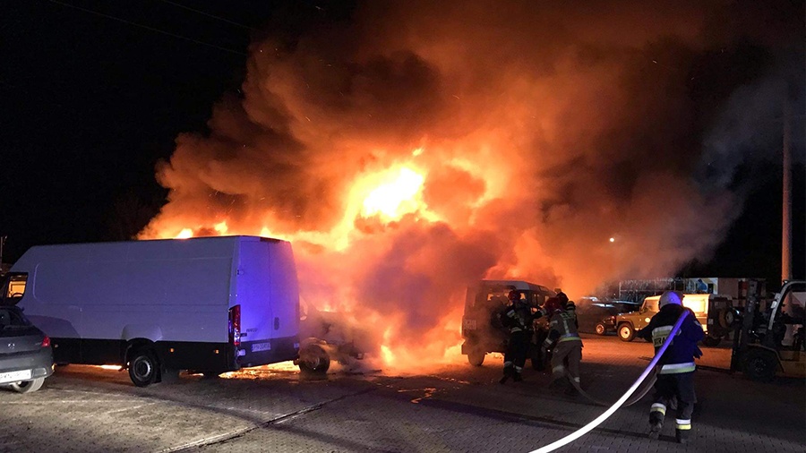 Pożar samochodów w warsztacie samochodowym