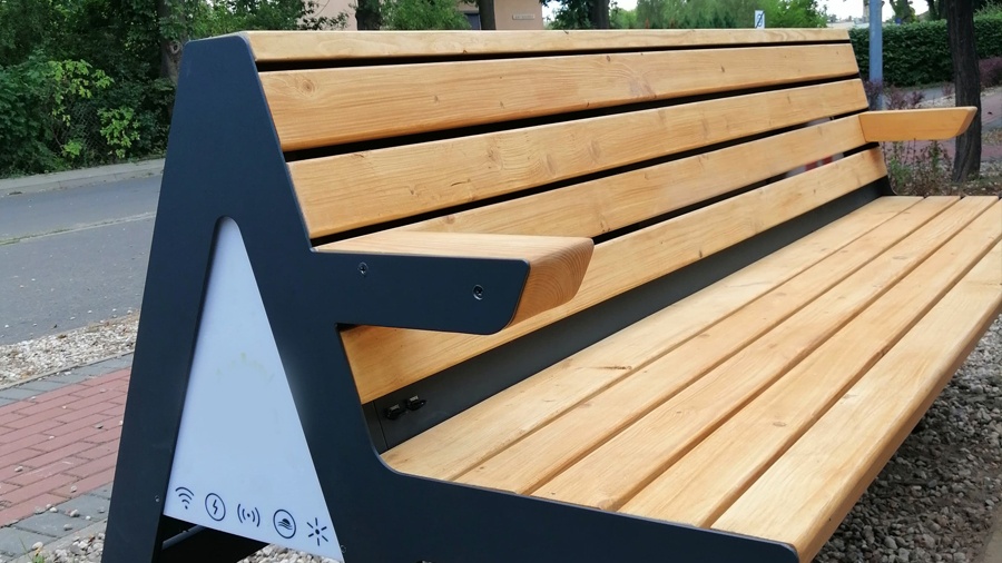 Pierwsze solarne ławki w Koninie