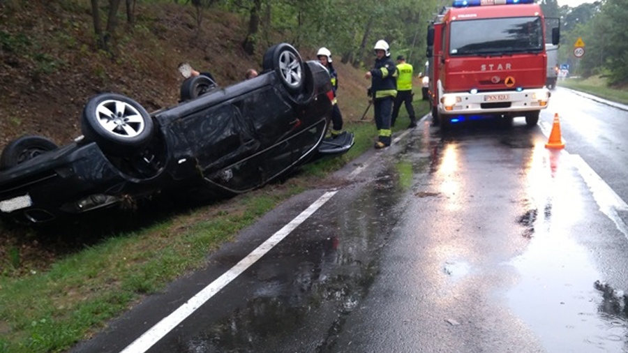 Dachowanie na drodze wojewódzkiej nr 264 w Kazimierzu Biskupim