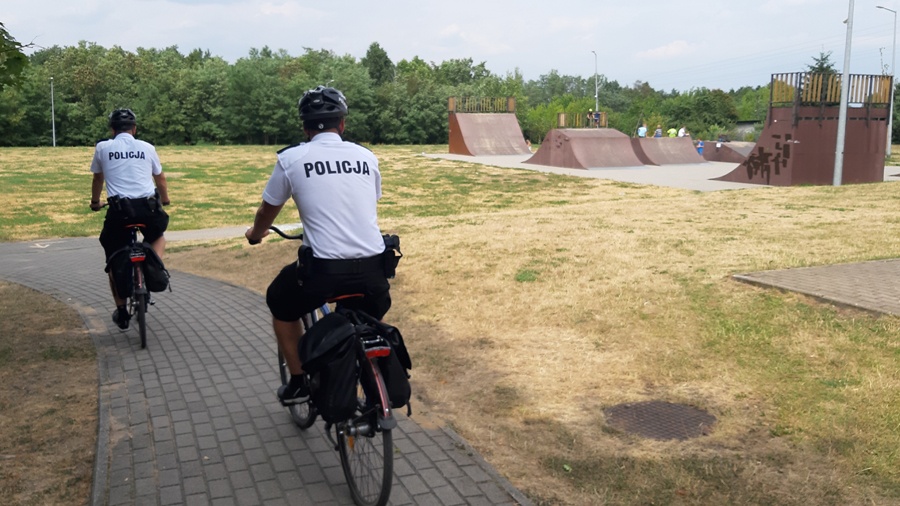 Dzielnicowi na rowerach udzielili pomocy nieletniej osobie