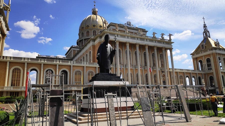 Przed bazylikę wrócił pomnik Jana Pawła II
