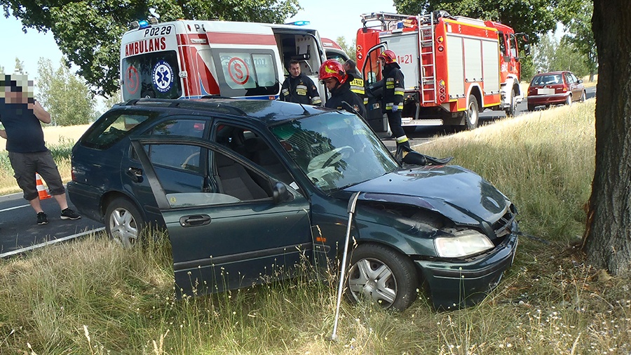 Uderzył w drzewo w Drążnej