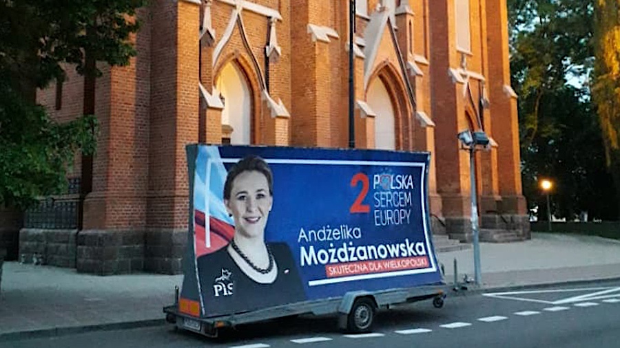 Wyborcza reklama przed kościołem