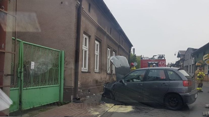 Nietrzeźwa kobieta uderzyła samochodem w dom