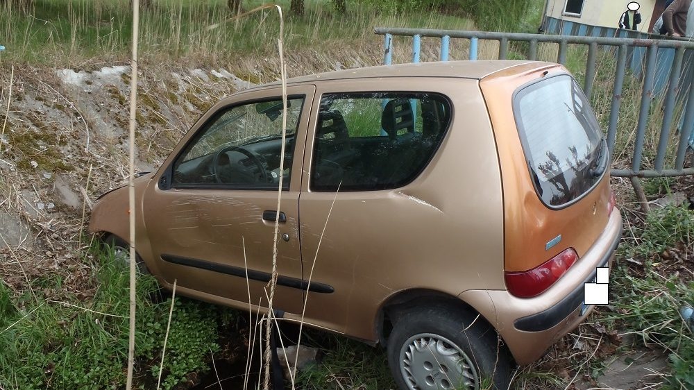 Fiat Seicento w rowie