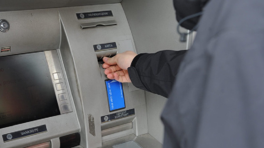 Ukradł kartę koledze i wypłacał pieniądze z jego konta