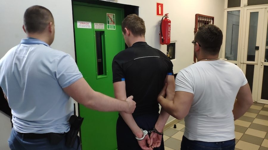 Policjanci znaleźli narkotyki w samochodzie