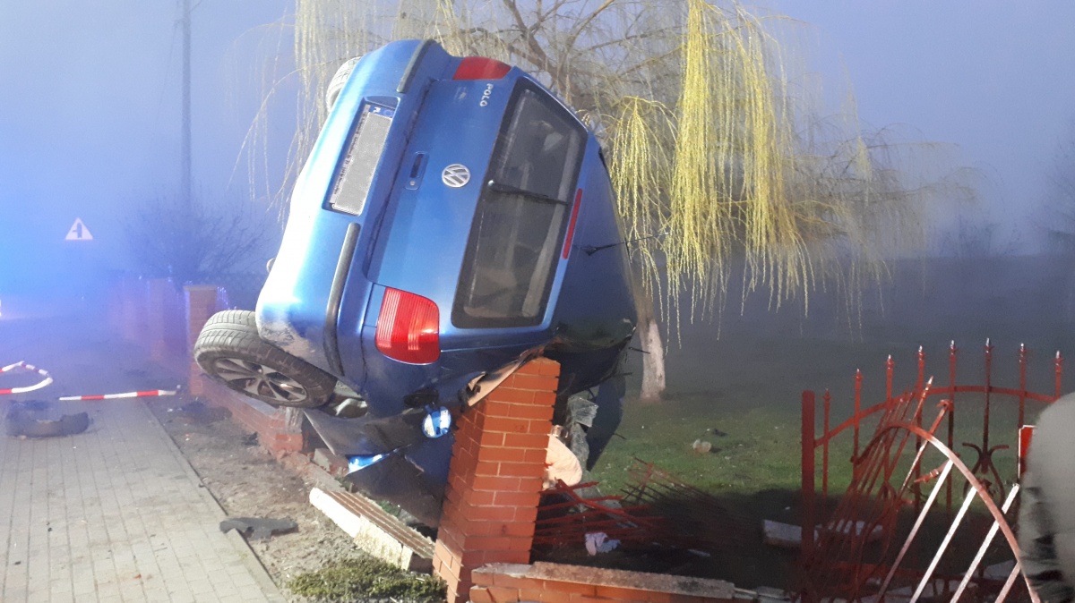 Volkswagen na ogrodzeniu, o krok od tragedii.