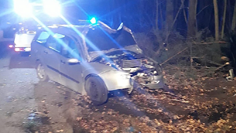Policjanci zatrzymali nietrzeźwego, który uderzył autem w drzewo