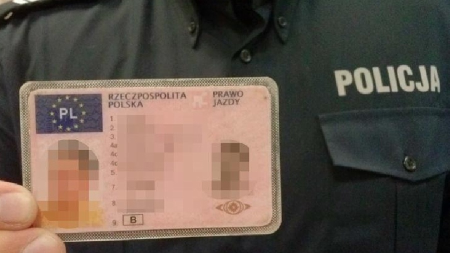 Policjanci zatrzymali dwóch kierowców posługujących się podrabianymi prawami jazdy