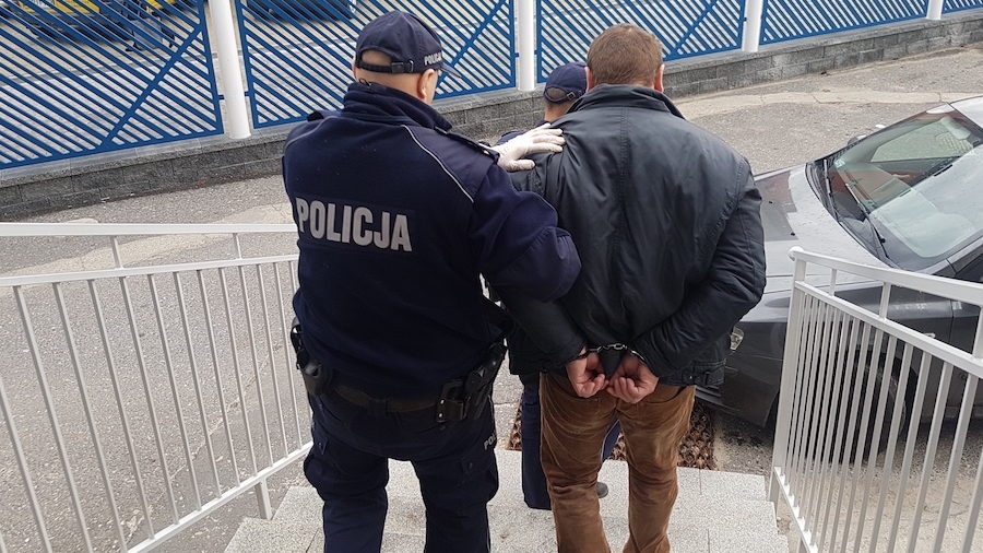 >Policjanci zatrzymali czworo poszukiwanych listami gończymi
