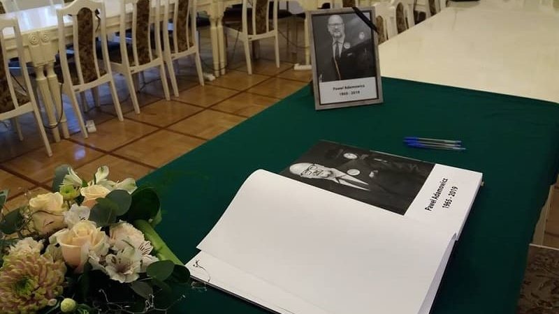 Księga kondolencyjna w ratuszu