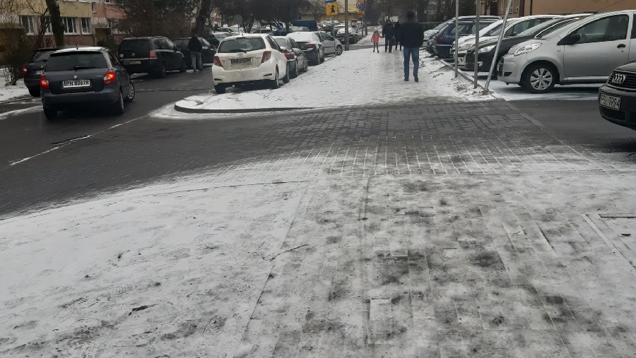 Zaniedbanie czy lenistwo.  Piesi bądźcie ostrożni!