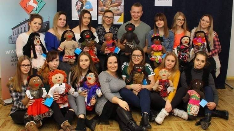 Młodzież szyje dla UNICEF