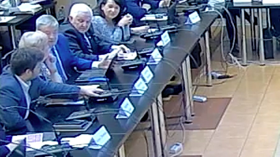 >Radny Majewski zagłosował za koleżankę