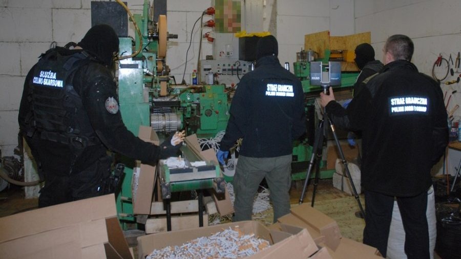 Funkcjonariusze zlikwidowali nielegalną fabrykę papierosów