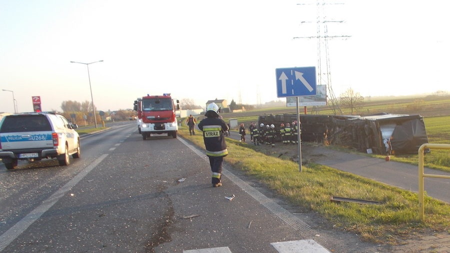 Wypadek samochodu ciężarowego z osobowym w Ślesinie
