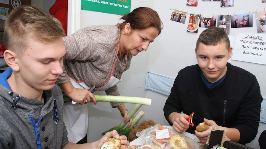 Uczniowie gotowali zupę