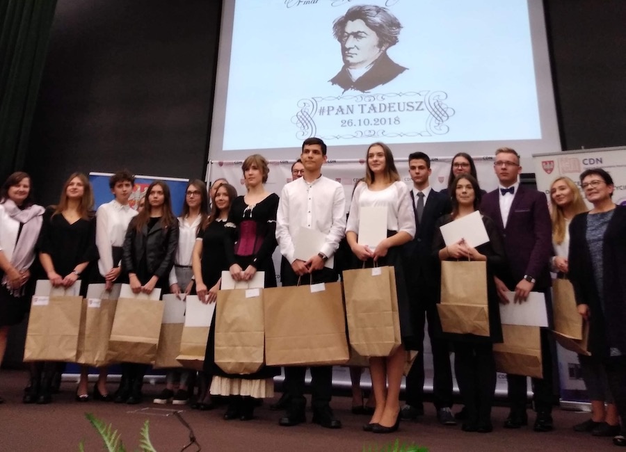 W czasach komórek i komputerów recytują  Pana Tadeusza.