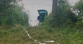 Samochód wpadł do jeziora w Lubotyniu. Na miejscu st&hellip;