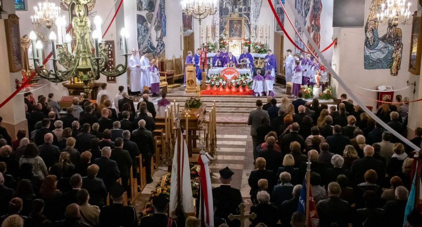 Wacław Szczotkowski pośmiertnie odznaczony m.in.: Złotym Krzyżem Zasług 