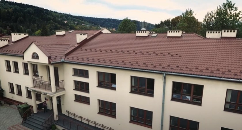 Remont dachu, ocieplenie ścian i nowa elewacja. To tylko niektóre zadania jakie zostaną wykonane w ramach modernizacji budynku Szkoły Podstawowej nr 4 w Myślenicach.
