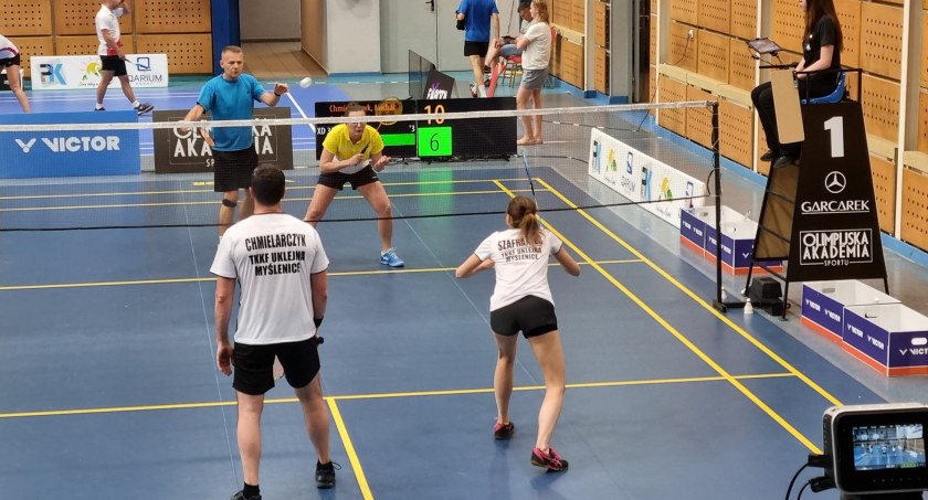 Badminton. Zawodnicy TKKF Uklejna z medalami Mistrzostw Polski