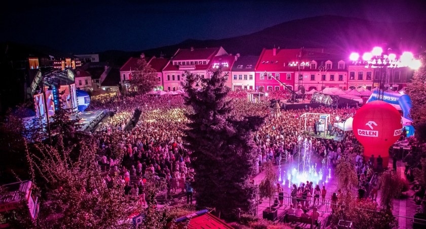 Muzyczna uczta na myślenickim rynku, czyli podsumowanie koncertu Roztańczona Polska