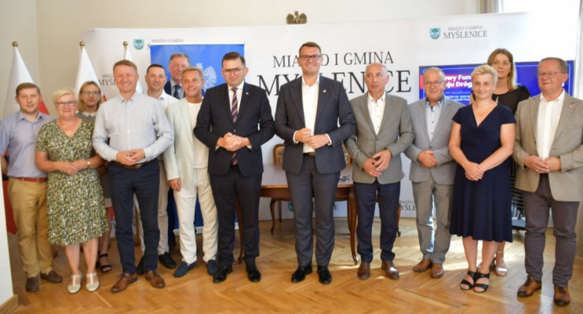 Rządowy Program Rozwoju Dróg. W Myślenicach podpisano umowy na dofinansowanie remontu kolejnych dróg w powiecie myślenickim