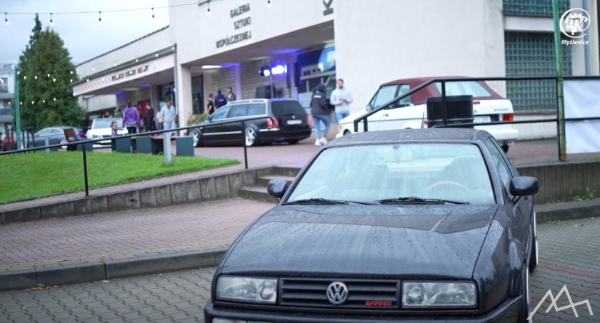 Myślenice. Fani samochodów z grupy VAG zorganizowali event przy i w Myślenickim Ośrodku Kultury i Sportu 