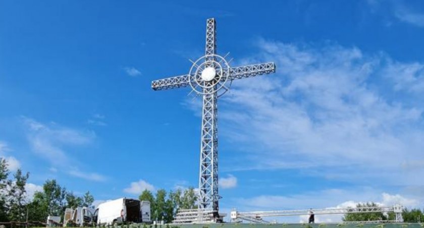 Krzyż w Krzeczowie Turystycznym Skarbem Małopolski. Wyróżniono także Schronisko PTTK na Kudłaczach 