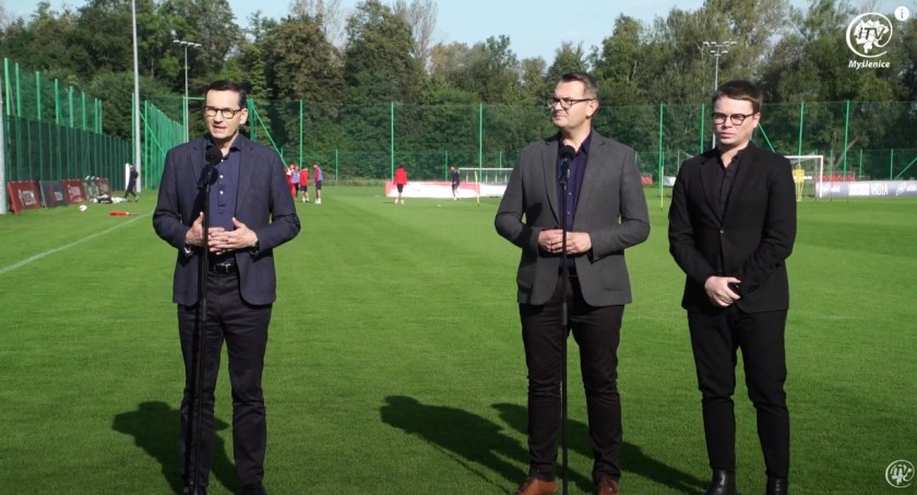 Myślenice. Premier Morawiecki z wizytą w przedszkolu w Jaworniku oraz na obiektach treningowych Wisły Kraków 