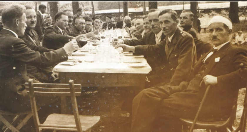 Perły Myślenic. 1928 rok- spotkanie byłych żołnierzy w parku na plantach koło siedziby Towarzystwa Gimnastycznego Sokół 