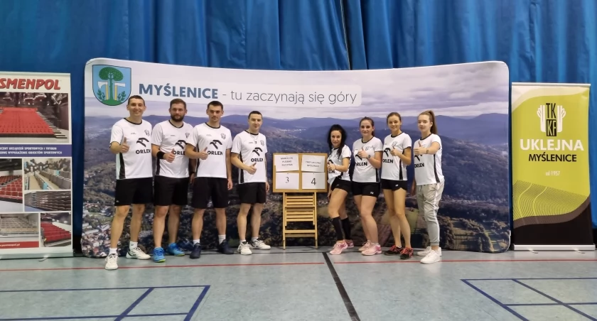 Dwa zwycięstwa I-Ligowej Drużyny TKKF Uklejna Myślenice w Badmintonie na początek sezonu 2023/2024
