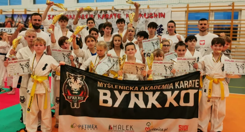 Myślenice. Deszcz medali dla myślenickich karateków ! 