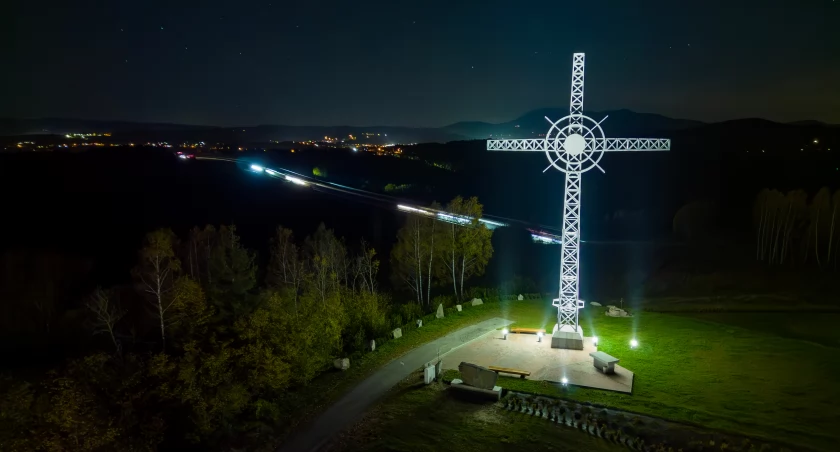 Krzeczów. Przy krzyżu, uczczą pamięć ofiar wypadków drogowych na zakopiance 