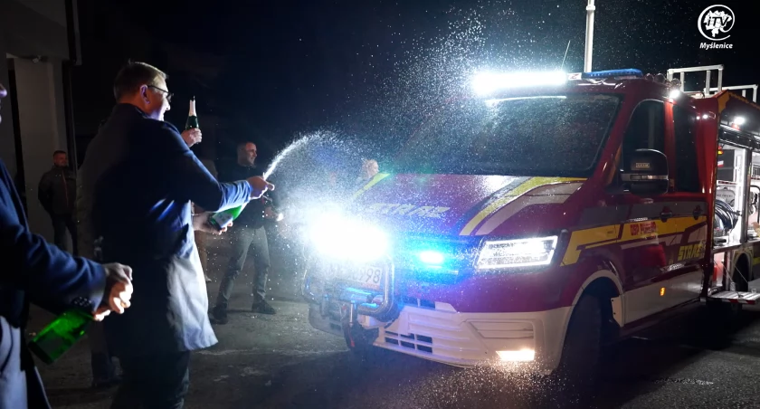 OSP Poręba przywitała nowy lekki samochód ratowniczo-gaśniczy- to Volkswagen Crafter z napędem 4x4 