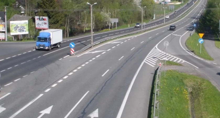 Jawornik. W środę 22 listopada GDDKiA zamknie  na odcinku ok. 400 m prawy pas ruchu na zakopiance w Jaworniku. Powód? Prace związane z budową węzła drogowego