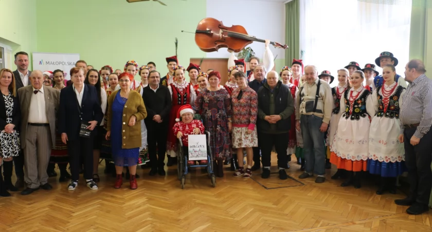 Zespół Pieśni i Tańca Dobczyce koncertował  w  Domu Pomocy Społecznej Biały Potok w Trzemeśni 