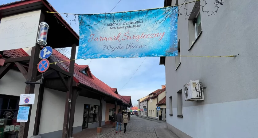 Mały Rynek w Dobczycach zauroczony magią ulicznej wigilii i jarmarku świątecznego 2023