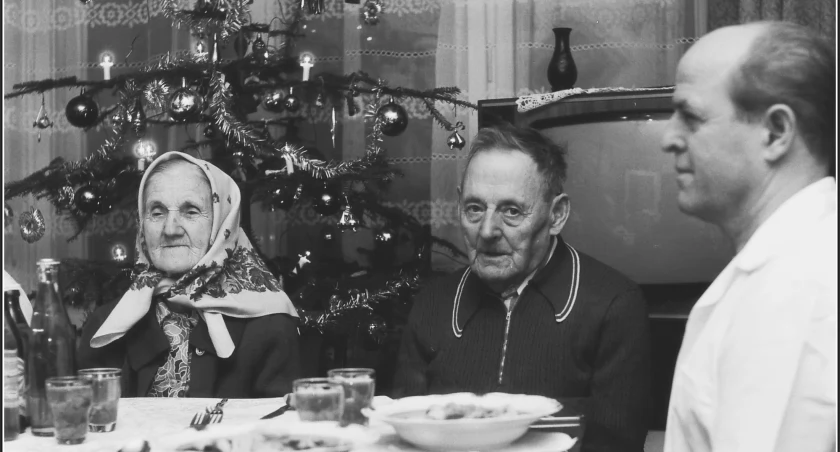 Grudzień 1986. Stanisław Wilkołek (1928-2014) ze swymi rodzicami Marią i Józefem podczas uroczystości wigilijnej w Myślenicach