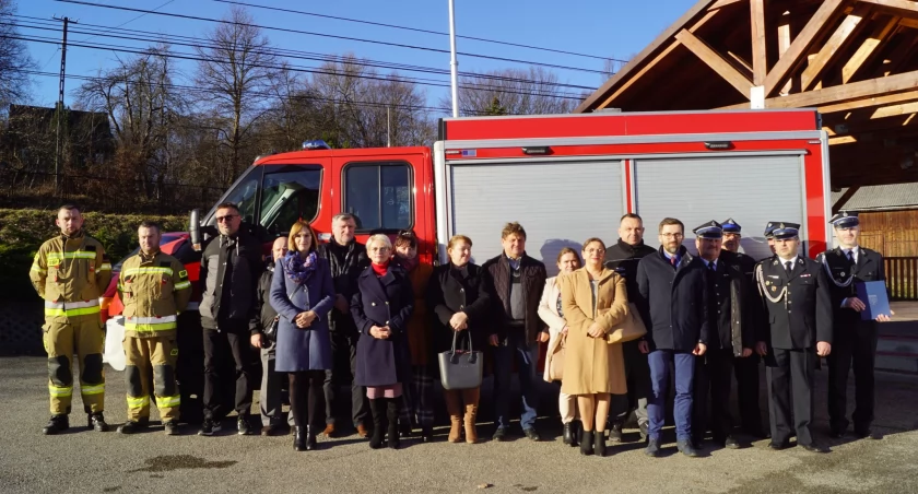 Poznachowice Dolne. Wyjątkowy prezent na koniec roku- jednostce OSP oficjalnie przekazano nowy wóz strażacki 