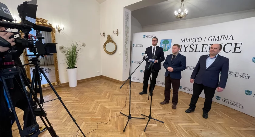 [KONFERENCJA PRASOWA] Gmina oferuje pomoc powiatowi w dofinansowaniu nocnych dyżurów aptek. 