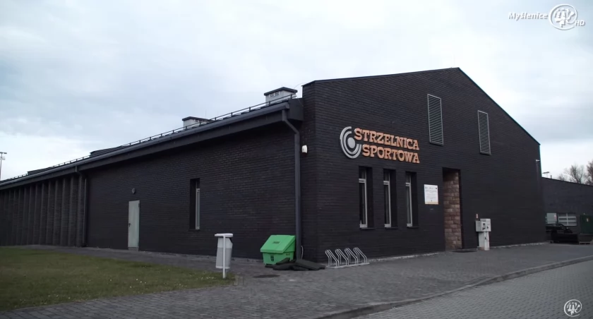 Inwestycja w umiejętności strzeleckie: Myślenice wprowadzają strzelnice wirtualne