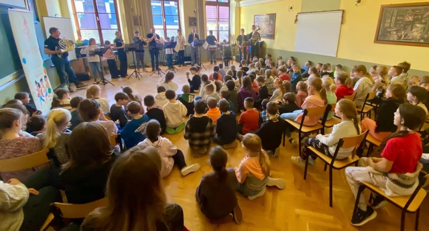Myślenice. Z dźwiękami wędrują do muzykowania i orkiestry dzieci i młodzież przekonują 