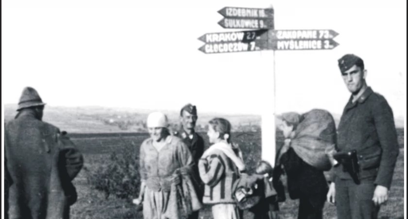 Żołnierze okupanta hitlerowskiego wraz z miejscową ludnością na skrzyżowaniu dróg komunikacyjnych w Jaworniku