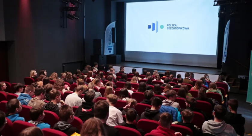 Dobczyce. Bezgotówkowe Kino Objazdowe 4 marca odwiedzi Dobczyce! Kup bilet i zobacz kinowe premiery ! 